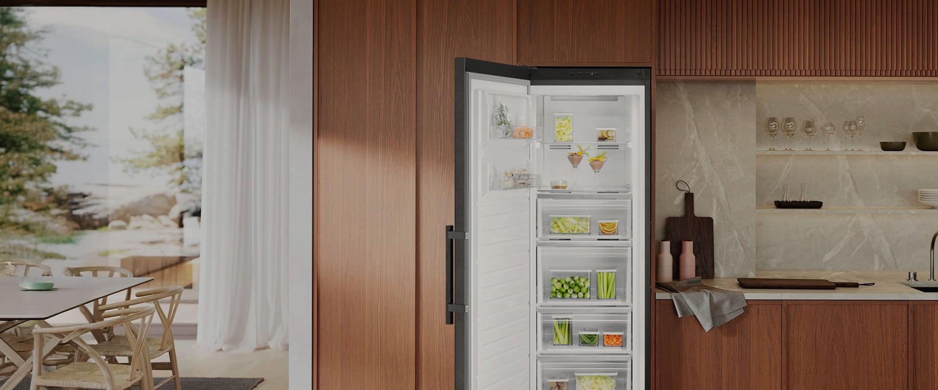 Fryseskab med åben dør.